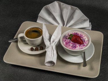 bir beyaz Kupası, tatlı, büyük bir strawb ile yoğurt siyah kahve