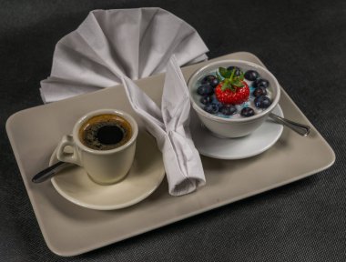 bir krem Kupası, tatlı, büyük bir strawb ile yoğurt siyah kahve