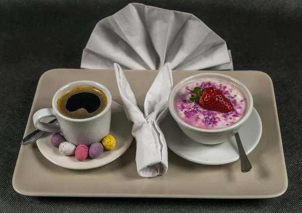 Café negro en una taza blanca, postre, yogur con una gran fresa — Foto de Stock