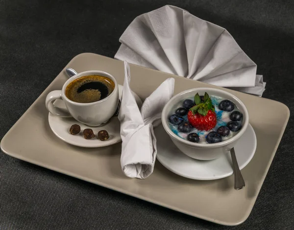 Czarna kawa w Puchar Creme, deser, jogurt z dużym strawb — Zdjęcie stockowe