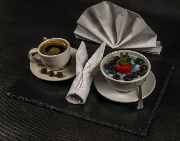 Café noir dans une tasse blanche, dessert, yaourt avec une grande paille — Photo