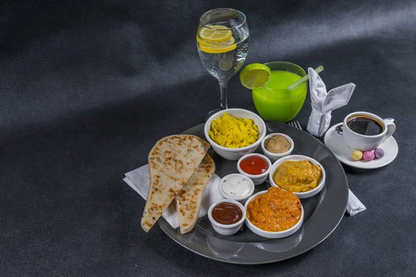 Oriental Indische instellen, kip korma, kip tikka masala, pilau — Stockfoto