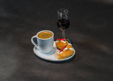 Kruvasan uçan daire, likör, p ile beyaz fincan sade kahve