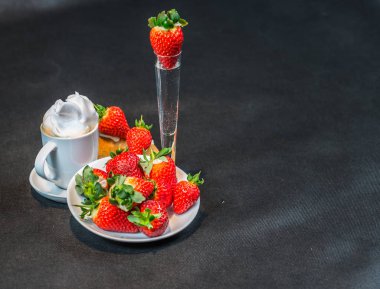 Uçan daire, votka, str kruvasan ile beyaz fincan sade kahve