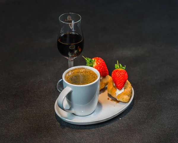 Чорна кава в білій чашці, з круасанами на блюдці, лікер, с — стокове фото
