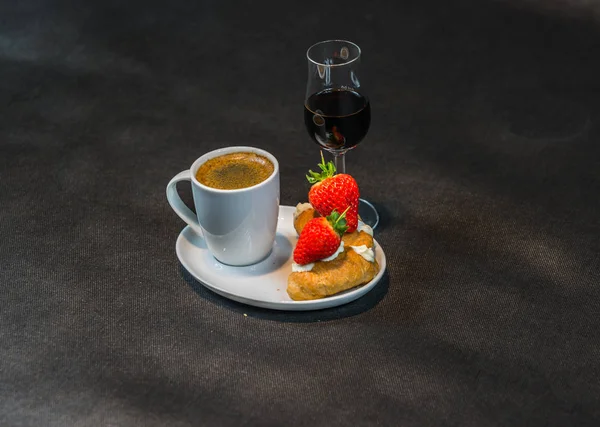Café noir en tasse blanche, avec croissants sur soucoupe, liqueur, s — Photo