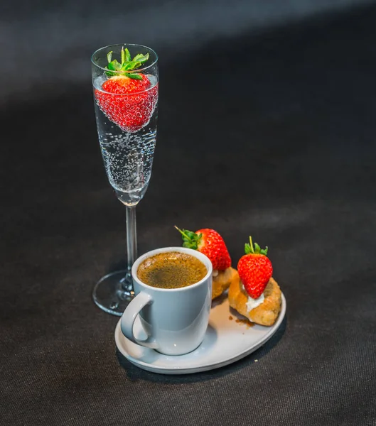 Café noir en tasse blanche, avec croissants sur soucoupe, pétillant — Photo