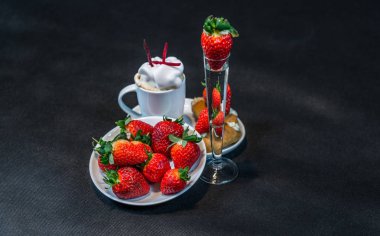 Kahve kremalı kruvasan üzerinde sos ile beyaz Kupası