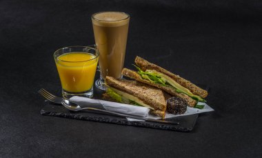 iki sandviç milkşeyk ekmek vintage chedd ile oluşan ayarla