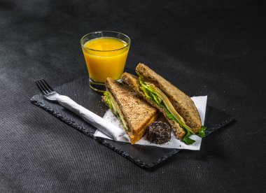 iki sandviç milkşeyk ekmek vintage chedd ile oluşan ayarla