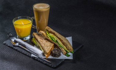 iki sandviç milkşeyk ekmek vintage chedd ile oluşan ayarla