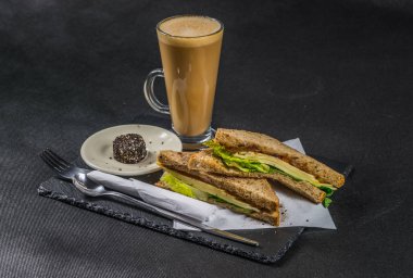 iki sandviç milkşeyk ekmek vintage ched ile oluşan ayarla