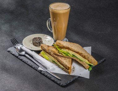 iki sandviç milkşeyk ekmek vintage ched ile oluşan ayarla