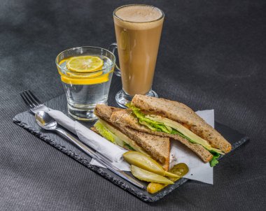 iki sandviç milkşeyk ekmek vintage chedd ile oluşan ayarla