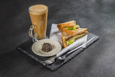 iki sandviç milkşeyk ekmek vintage ched ile oluşan ayarla