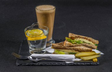 iki sandviç milkşeyk ekmek vintage chedd ile oluşan ayarla