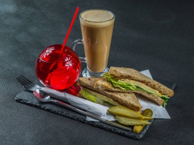 iki sandviç milkşeyk ekmek vintage chedd ile oluşan ayarla