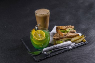 iki sandviç milkşeyk ekmek vintage chedd ile oluşan ayarla