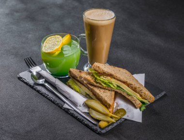 iki sandviç milkşeyk ekmek vintage chedd ile oluşan ayarla