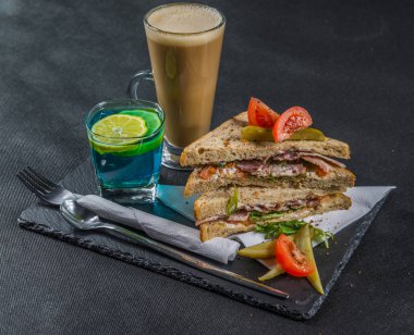 iki sandviç milkşeyk ekmek duman lezzet ile oluşan ayarla 