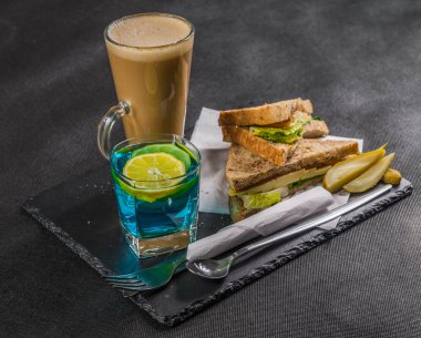 iki sandviç milkşeyk ekmek vintage chedd ile oluşan ayarla