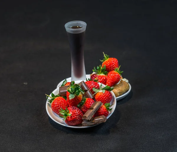 Liqueur en verre, fraises avec des morceaux de chocolat sur un wh — Photo