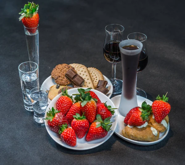 Liqueur et vodka dans des verres, fraises et biscuits à la tarte — Photo