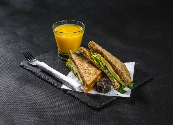 iki sandviç milkşeyk ekmek vintage chedd ile oluşan ayarla