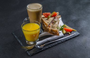 iki sandviç milkşeyk ekmek duman lezzet ile oluşan ayarla 