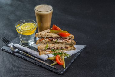 iki sandviç milkşeyk ekmek duman lezzet ile oluşan ayarla 