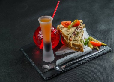 iki sandviç milkşeyk ekmek duman lezzet ile oluşan ayarla 