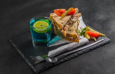 iki sandviç milkşeyk ekmek duman lezzet ile oluşan ayarla 