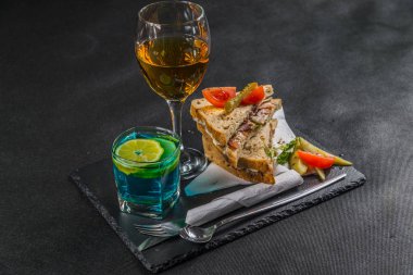 iki sandviç milkşeyk ekmek duman lezzet ile oluşan ayarla 