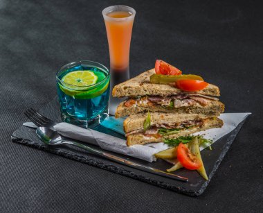 iki sandviç milkşeyk ekmek duman lezzet ile oluşan ayarla 