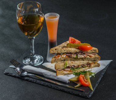 iki sandviç milkşeyk ekmek duman lezzet ile oluşan ayarla 