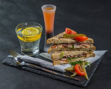 iki sandviç milkşeyk ekmek duman lezzet ile oluşan ayarla 