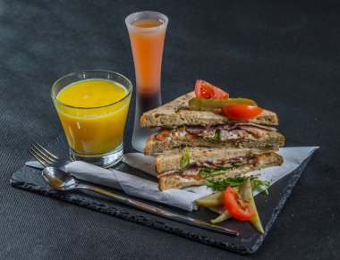 iki sandviç milkşeyk ekmek duman lezzet ile oluşan ayarla 