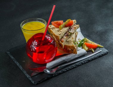 iki sandviç milkşeyk ekmek duman lezzet ile oluşan ayarla 