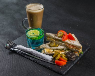 Beyaz ekmek dilimlenmiş yumurta ile üzerinde iki tane sandviç oluşan ayarla,