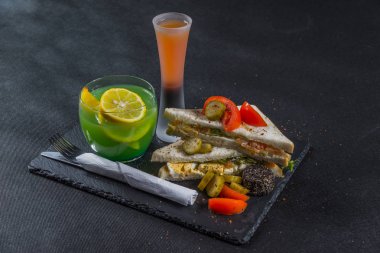 Beyaz ekmek dilimlenmiş yumurta ile üzerinde iki tane sandviç oluşan ayarla,