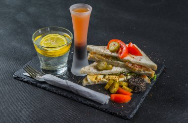 Beyaz ekmek dilimlenmiş yumurta ile üzerinde iki tane sandviç oluşan ayarla,