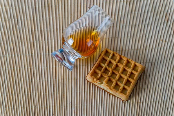 Draufsicht für ein Glas Whisky Single Malt, Waffel — Stockfoto