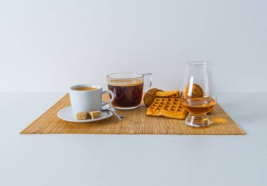 Taze kruvasanlar ve iki kahve bambu ile lezzetli waffle