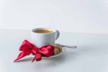 Beyaz Kupası, uçan daire, kırmızı yay üzerinde kahverengi şeker küplerini siyah kahve