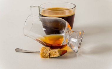 Aroma siyah kahve modern Cam fincan, beyaz arka plan, teaspo