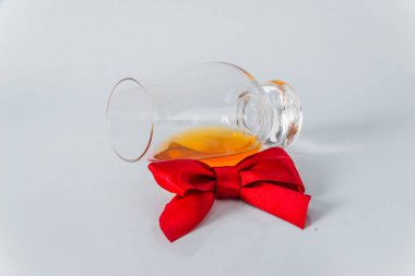 tek malt viski cam beyaz zemin üzerine kırmızı yay ile