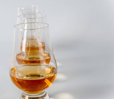 lezzetli tek malt viski cam bir wh üzerinde başka bir gözlük