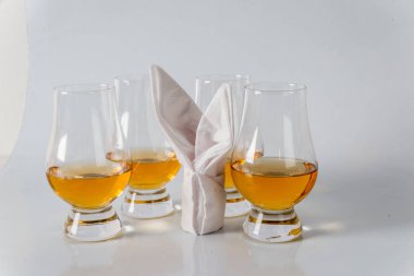 Beyaz bir peçeteye bunny ile lezzetli tek malt viski cam