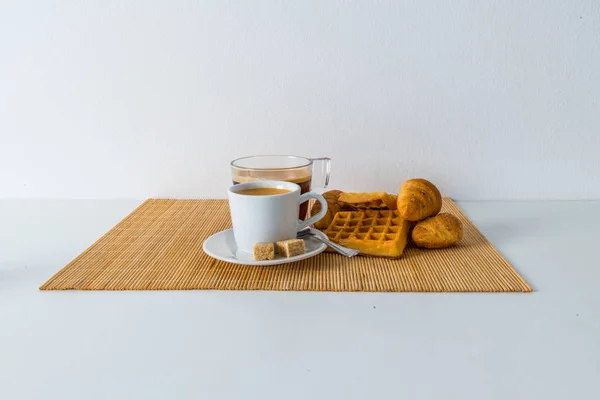 Frische Croissants und leckere Waffeln mit zwei Kaffees auf Bambus — Stockfoto