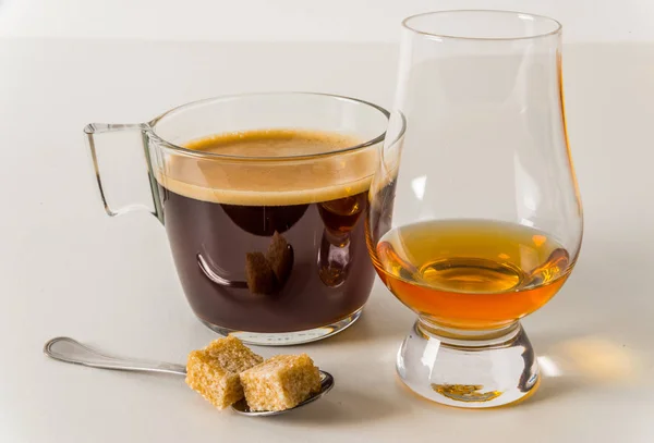 Aroma siyah kahve modern Cam fincan, beyaz arka plan, teaspo